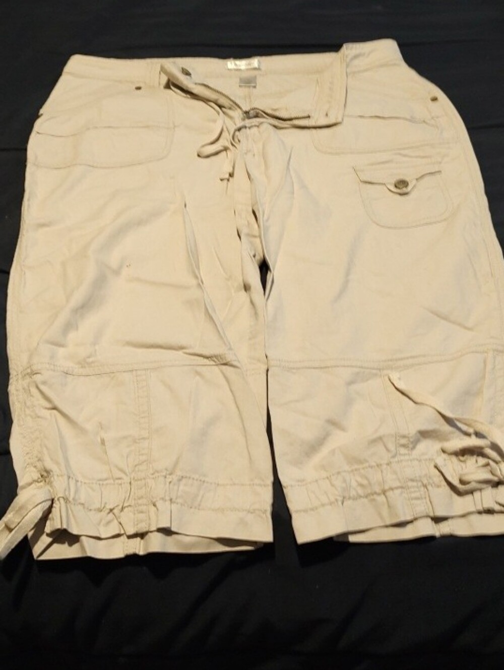 These Vintage Dressbarn Women's tan khaki Capris are made of 100% cotton